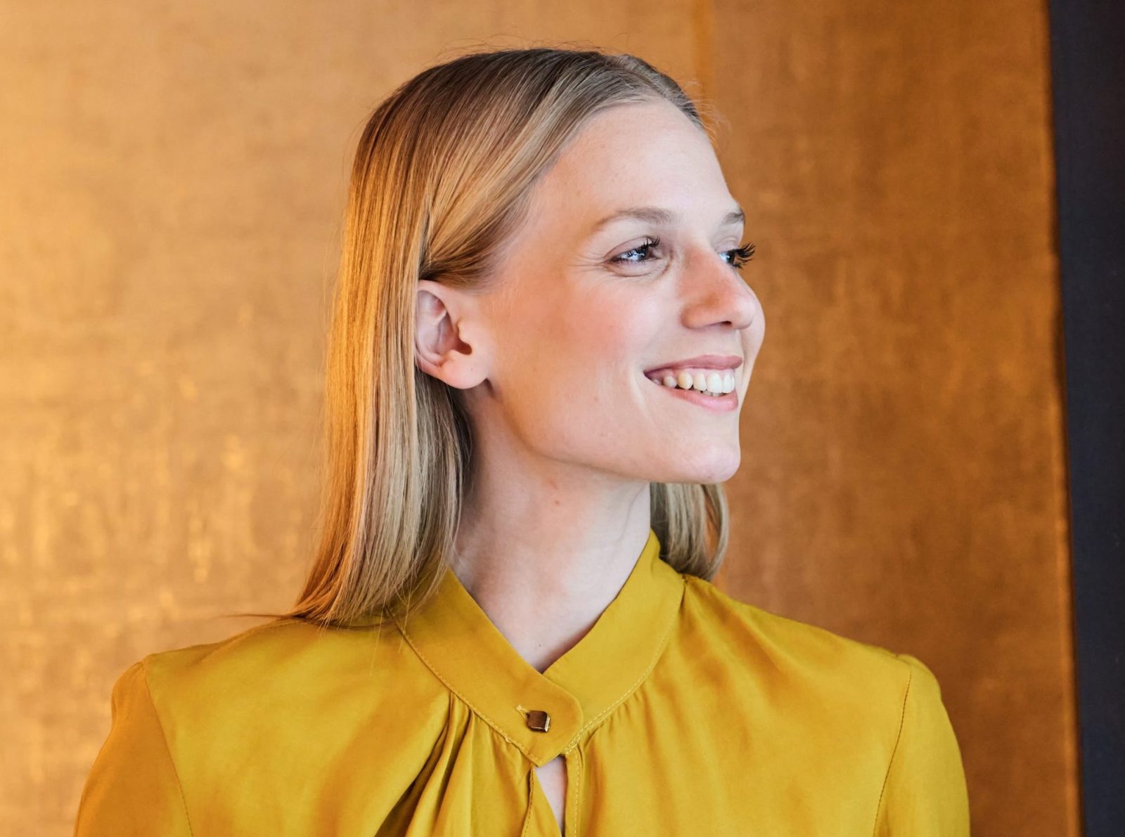 Smiling woman – online psychiatry in Kent, WA